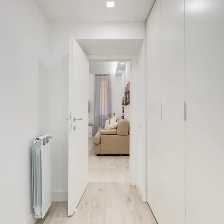 Bmga L The White Crown In Testaccio * روما