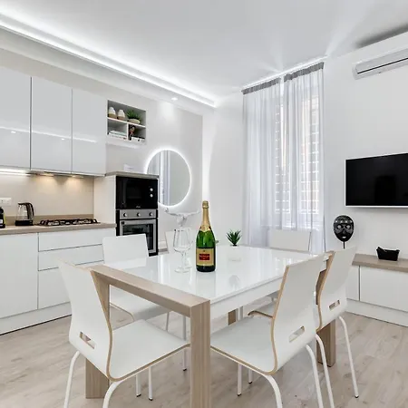 Bmga L The White Crown In Testaccio * روما