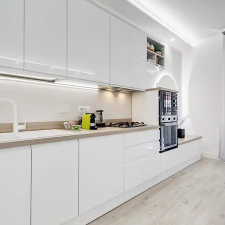 Bmga L The White Crown In Testaccio