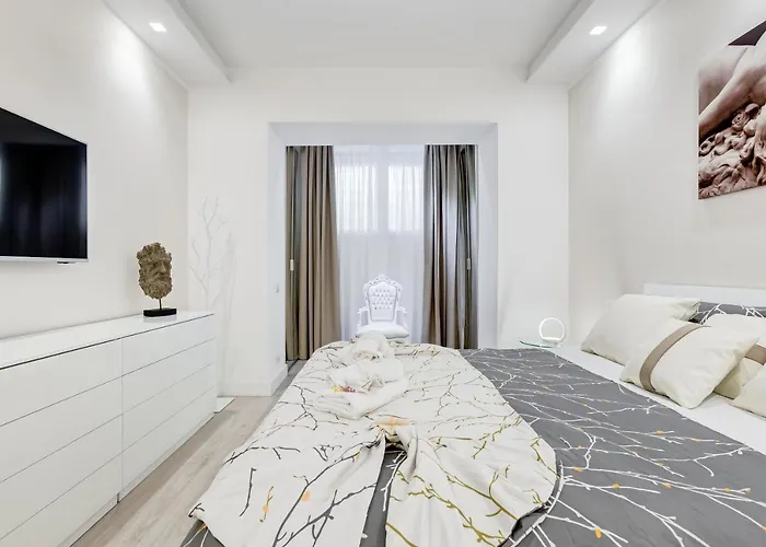 Bmga L The White Crown In Testaccio