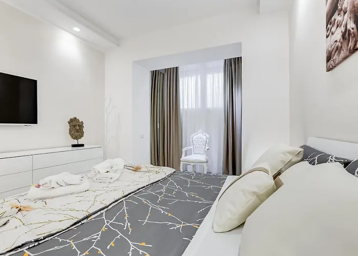 Bmga L The White Crown In Testaccio 罗马