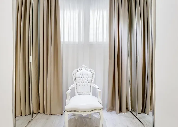 Bmga L The White Crown In Testaccio 罗马